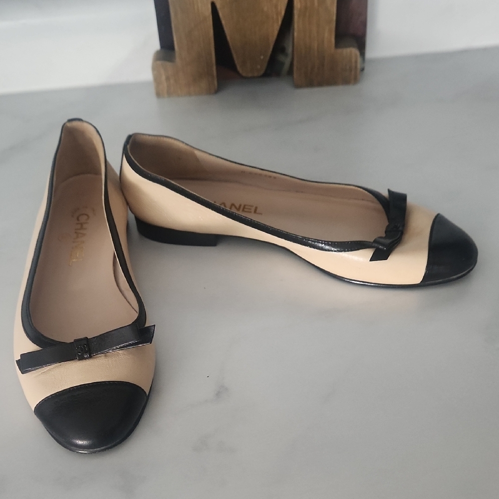 CHANEL Two-Tone Beige and Black Flats